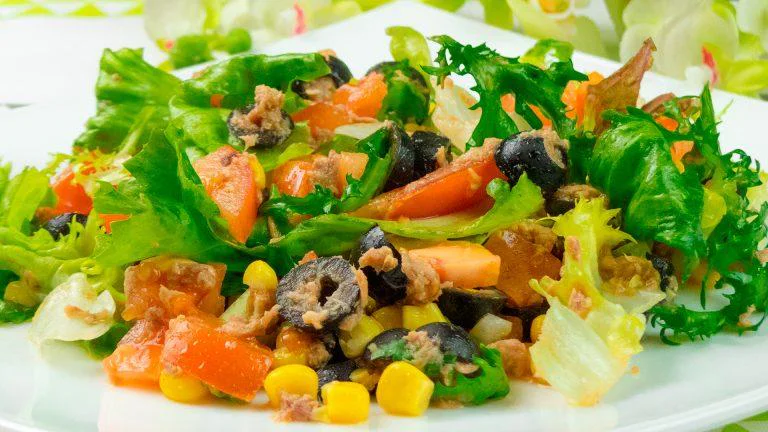 Salata de Ton cu Maioneza si Ceapa: Combinatia Perfecta de Arome si Texturi